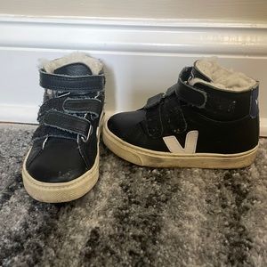 Toddler fur veja